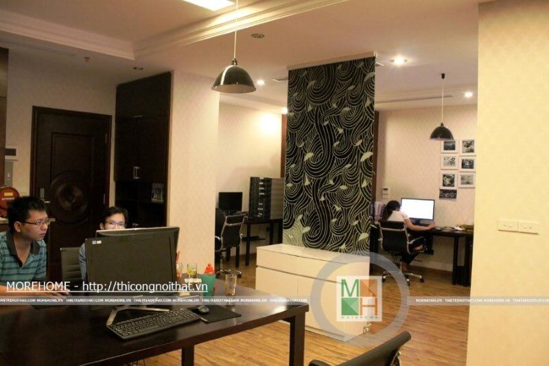 Nổi bật trên toàn bộ văn phòng làm việc của Mr Tuấn tại chung cư Royal City là nội thất gỗ tự nhiên thanh lịch và sang trọng với phong cách thiết kế hiện đại