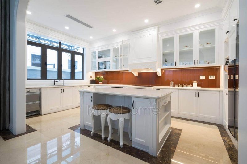 Thi công tủ bếp tân cổ điển chữ U màu trắng