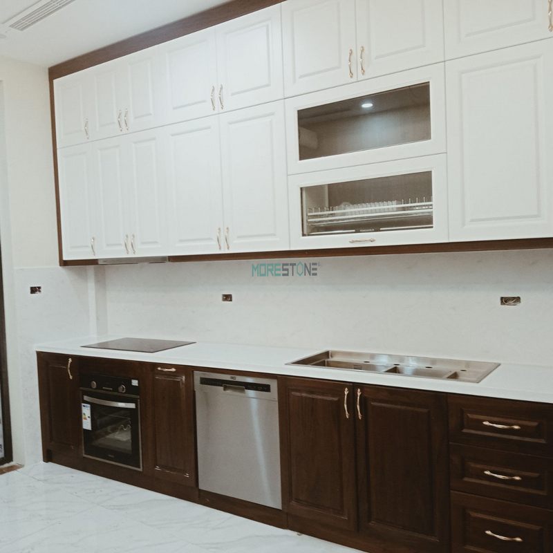 Tay nắm đơn giản nhưng vẫn mang đến sự sang trọng cho chiếc tủ bếp nhỏ xinh của gia đình, góp phần tạo nên nét tinh tế cho nó.