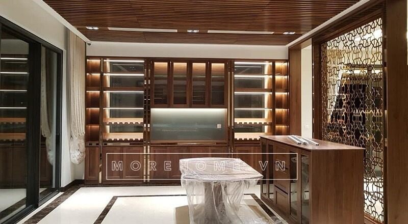 Mẫu tủ bếp gỗ óc chó cao cấp là sự lựa chọn hoàn hảo cho những gia đình có khu vực bếp rộng lớn và tinh tế.