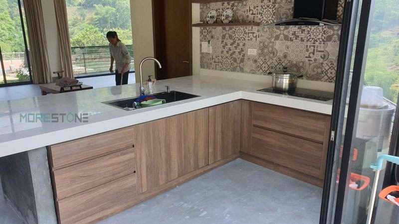 Đá ốp bếp thích hợp với các loại tủ bếp từ gỗ tự nhiên, gỗ công nghiệp và khối bê tông.